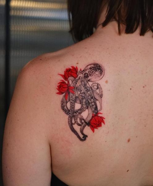 Illustrative floral octopus tattoo by @itschloepeach