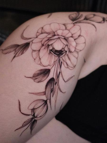 Illustrative floral arrangement tattoo by @itschloepeach