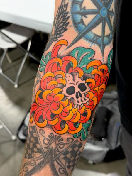 Traditional skull flower tattoo by @chopper_ftw