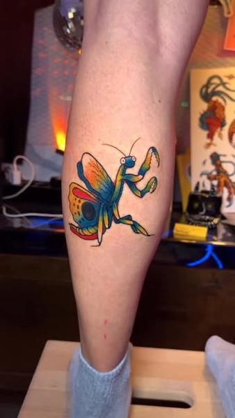 Illustrative colorful mantis tattoo by @moch.tattoo