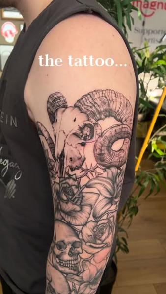 Illustrative ram skull floral tattoo by @claretatts