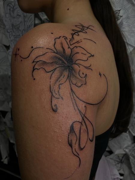 Fine line floral lily tattoo by @soak_latatt23