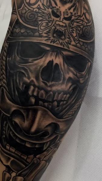 Blackwork samurai skull tattoo by @soak_latatt23