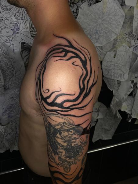 Blackwork abstract swirl tattoo by @soak_latatt23