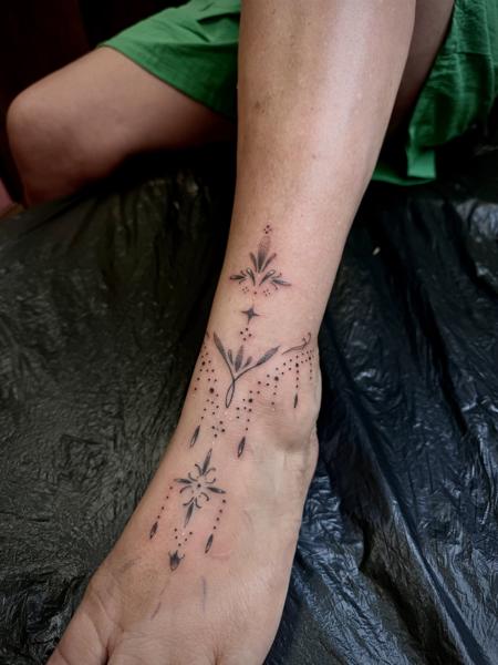 Fine Line ornamental design tattoo by @courtneycokertattoos