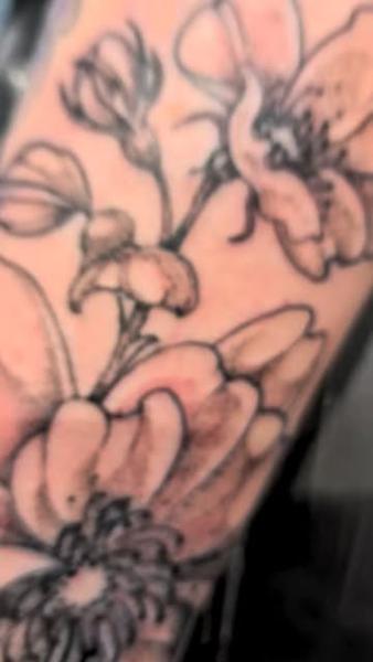 Illustrative floral floral blossoms tattoo by @daisy_tattooing