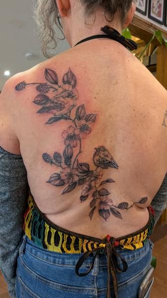 Illustrative floral birds tattoo by @daisy_tattooing