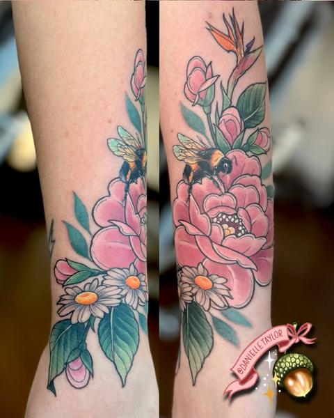 Illustrative floral bee tattoo by @danielletaylor