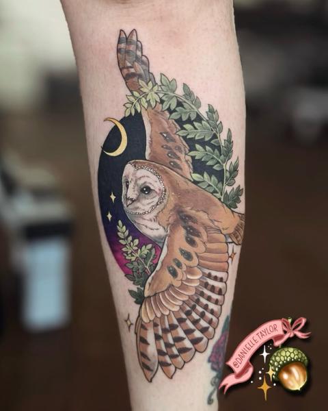 Illustrative flying barn owl tattoo by @danielletaylor