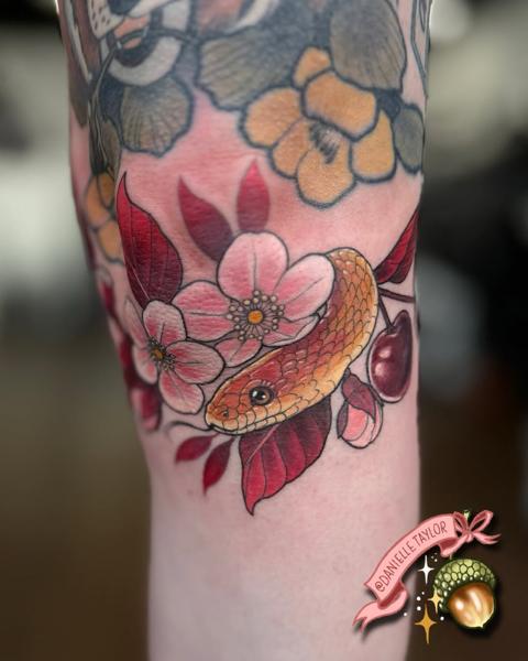 Neo-traditional floral snake tattoo by @danielletaylor