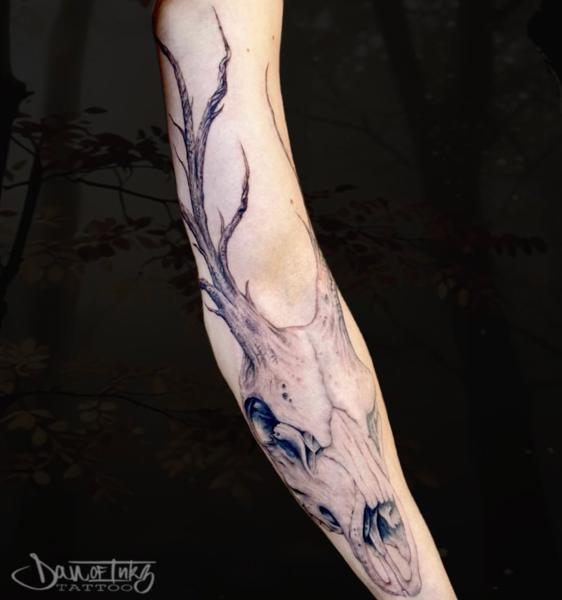 Illustrative deer skull branches tattoo by @dan.of.inkz