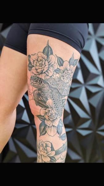 Realism floral sea turtle tattoo by @truelinestattoo