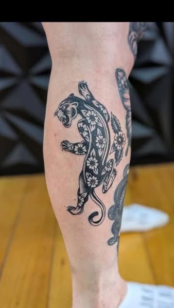 Neo-traditional floral panther tattoo by @truelinestattoo