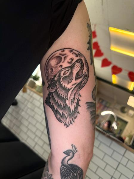 Blackwork howling wolf tattoo by @monkhousetattoos