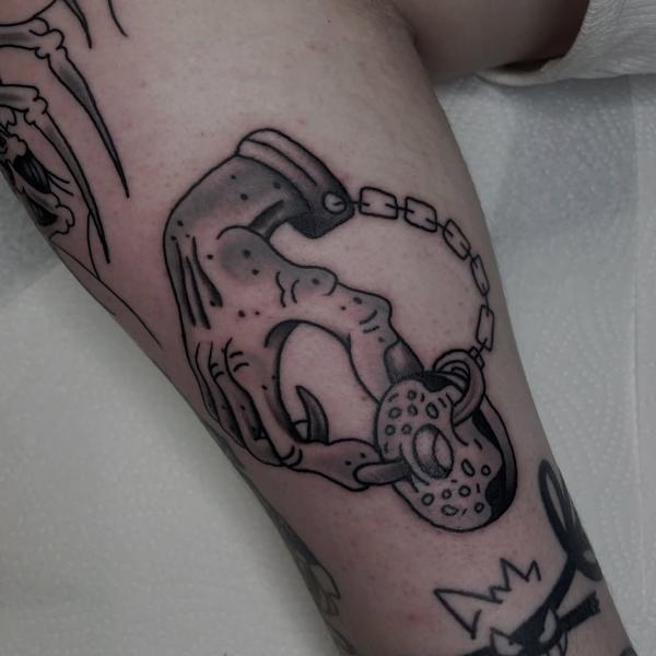Illustrative jason mask hand tattoo by @dexnleettattoo