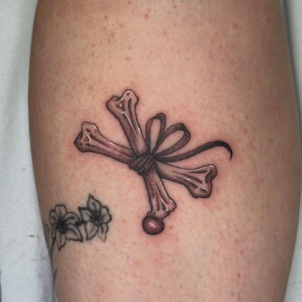 Illustrative bone bow tattoo by @delitetattoo