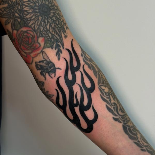Blackwork flame design tattoo by @delitetattoo