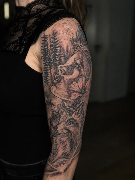 Realism woman and fox tattoo by @dennisblume_tattooist