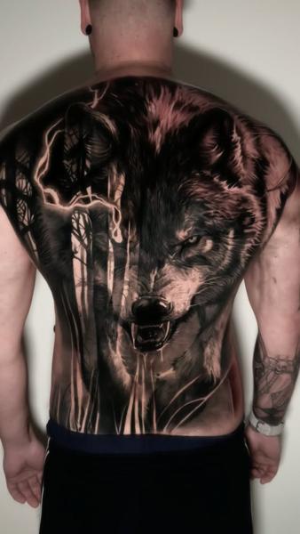 Realism wolf tattoo by @dennisblume_tattooist