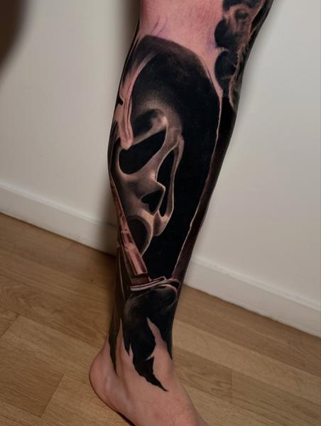 Realism scream mask tattoo by @dennisblume_tattooist