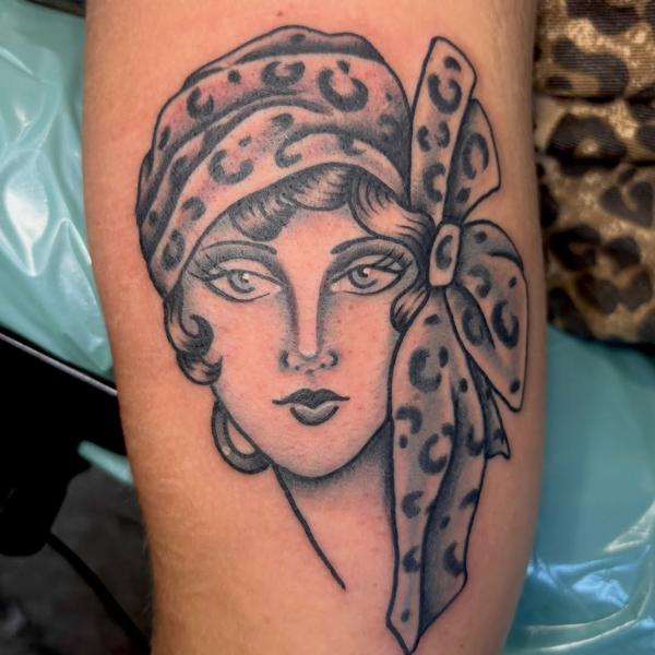 Neo-traditional leopard print woman tattoo by @derrythtattoos