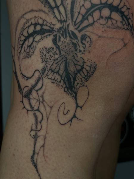 Blackwork abstract octopus tattoo by @psari_clown_tattoo