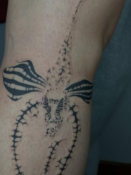 Dotwork abstract stingray tattoo by @psari_clown_tattoo