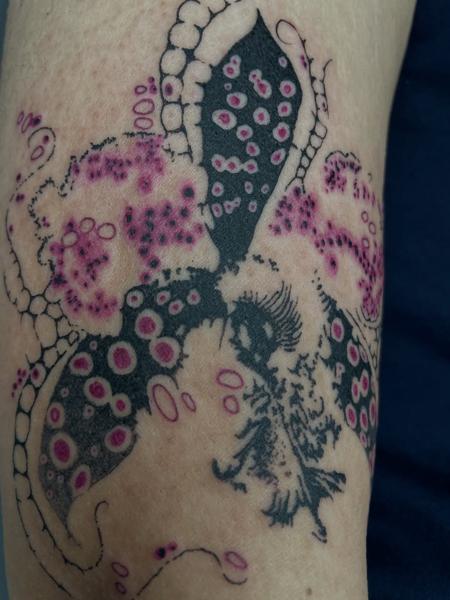 Dotwork octopus tattoo by @psari_clown_tattoo
