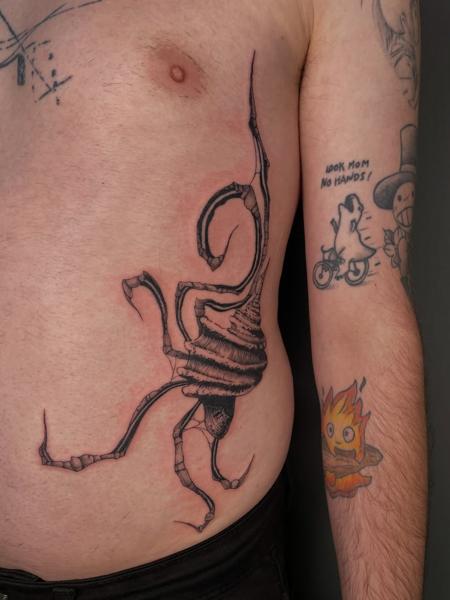 Blackwork abstract creature tattoo by @psari_clown_tattoo
