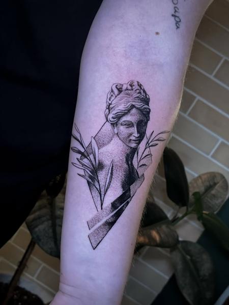 Blackwork bust statue tattoo by @insomnia_zls