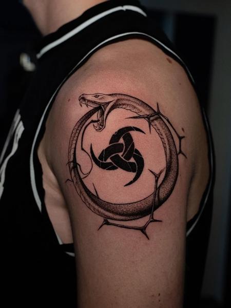 Blackwork ouroboros snake tattoo by @insomnia_zls