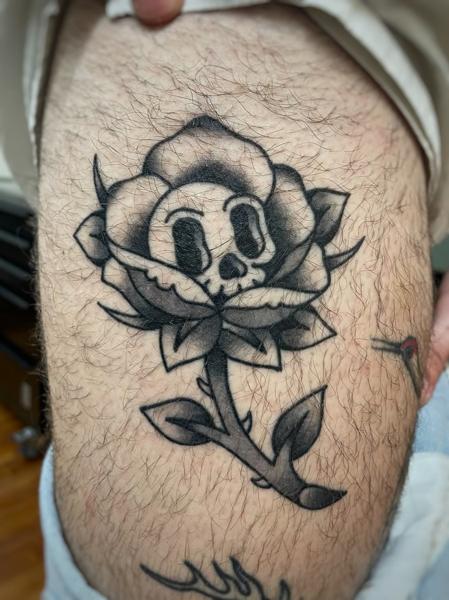 Traditional skull flower tattoo by @theblackrabbit_tattoostudio