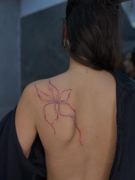 Fine line floral outline tattoo by @dimel_tattooer