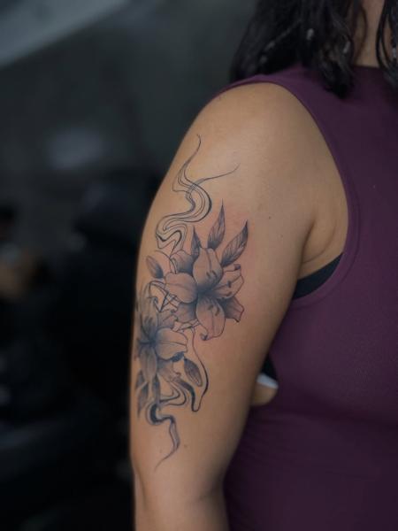 Illustrative floral lilies tattoo by @dimel_tattooer