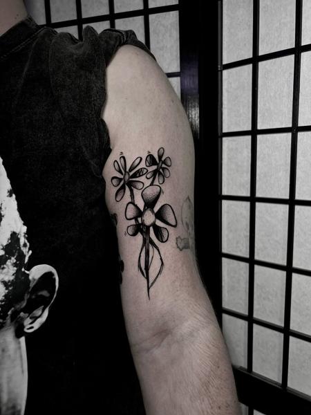 Blackwork stylized flowers tattoo by @bdt_tattoos