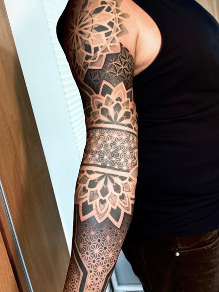 Blackwork geometric mandala tattoo by @domi_n_ink_