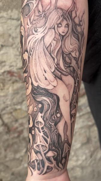 Blackwork mythical figure tattoo by @elapour
