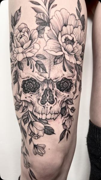 Blackwork floral skull tattoo by @elapour