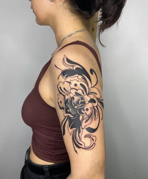 Blackwork floral design tattoo by @electrabuzz._