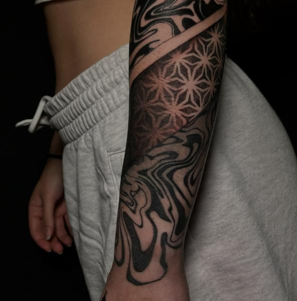Blackwork geometric pattern tattoo by @rranoraa