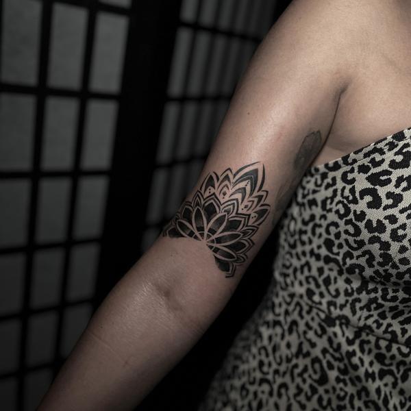 Blackwork mandala flower tattoo by @rranoraa