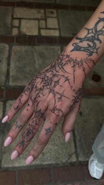 Blackwork barbed wire tattoo by @rranoraa