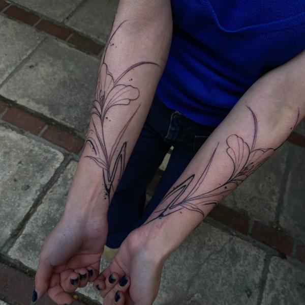Fine line abstract floral tattoo by @rranoraa