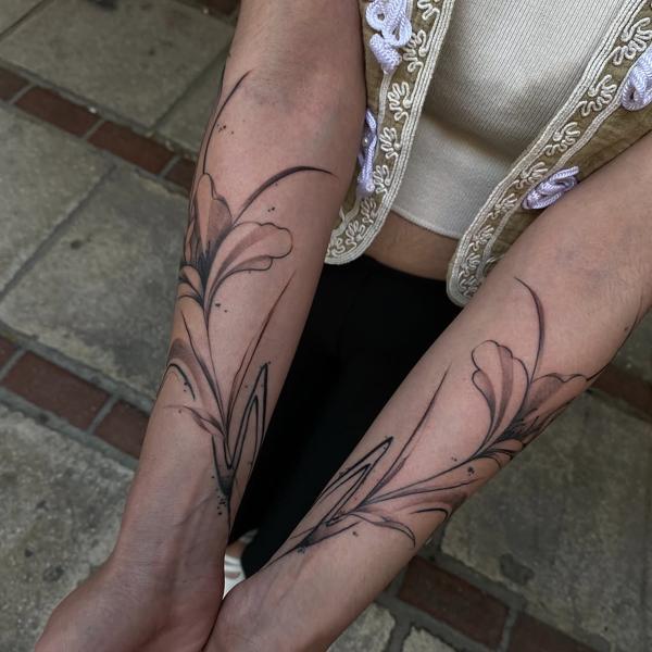 Fine line floral design tattoo by @rranoraa