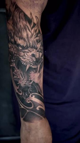 Japanese roaring dragon tattoo by @elishawickedink