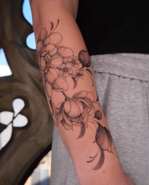 Blackwork floral bouquet tattoo by @bethcribbintattoo