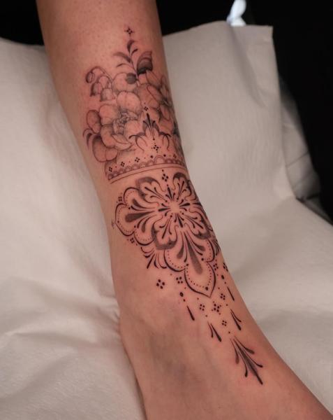 Fine line blackwork floral ornamental tattoo by @bethcribbintattoo
