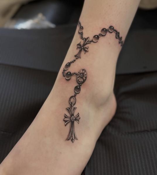 Realism rosary anklet tattoo by @ellecartelle