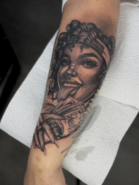 Realism woman with money tattoo by @ellecartelle