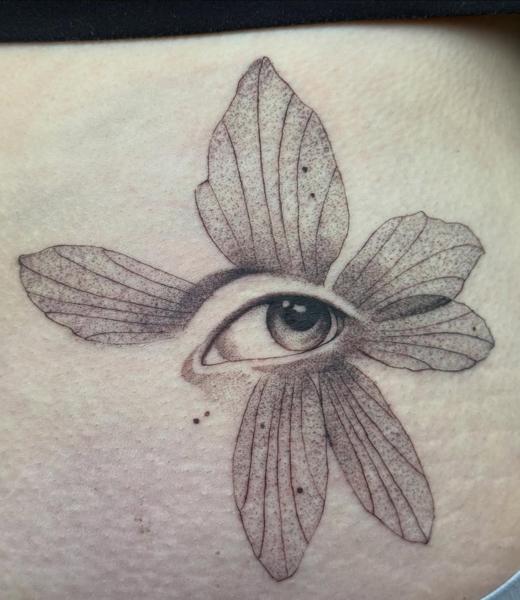 Dotwork floral eye tattoo by @ellsy_pulltattoos